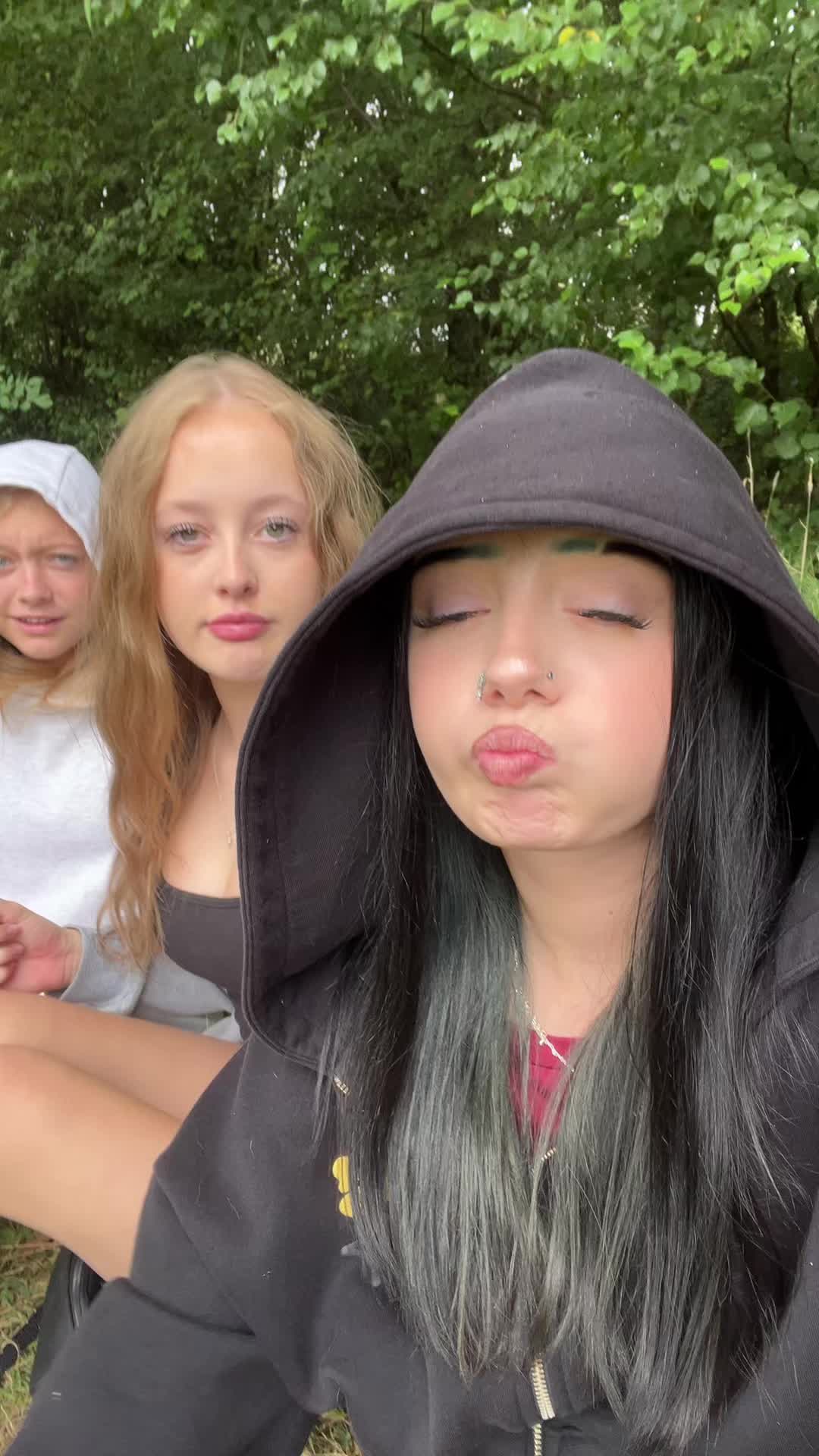 @𝓝👩🏻❤️💋👩🏼