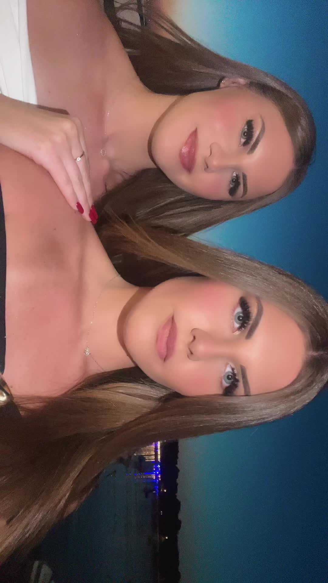 @Dezmaric_twins