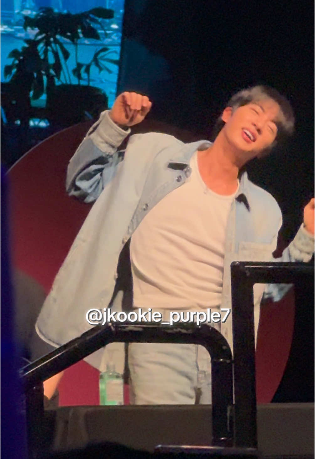 @moonchild⁷ i hi5 Jin😭💜