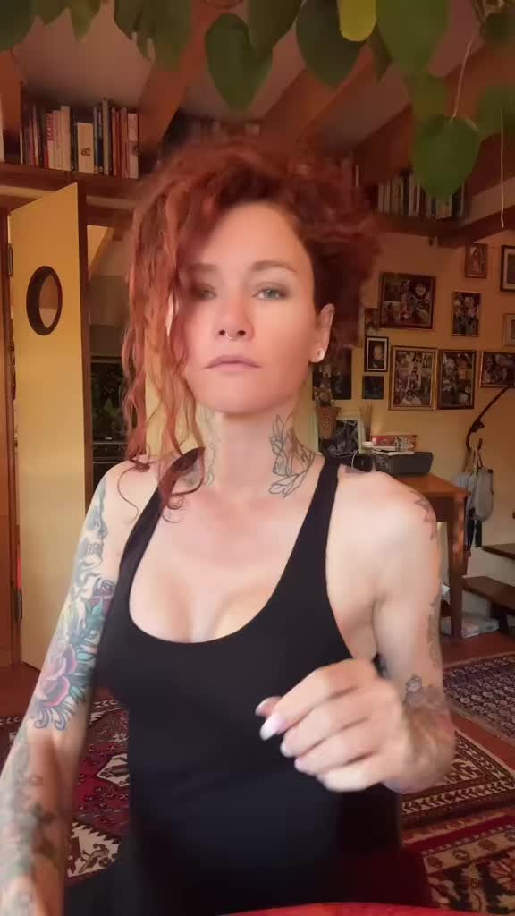 @curlyhairandtattoos