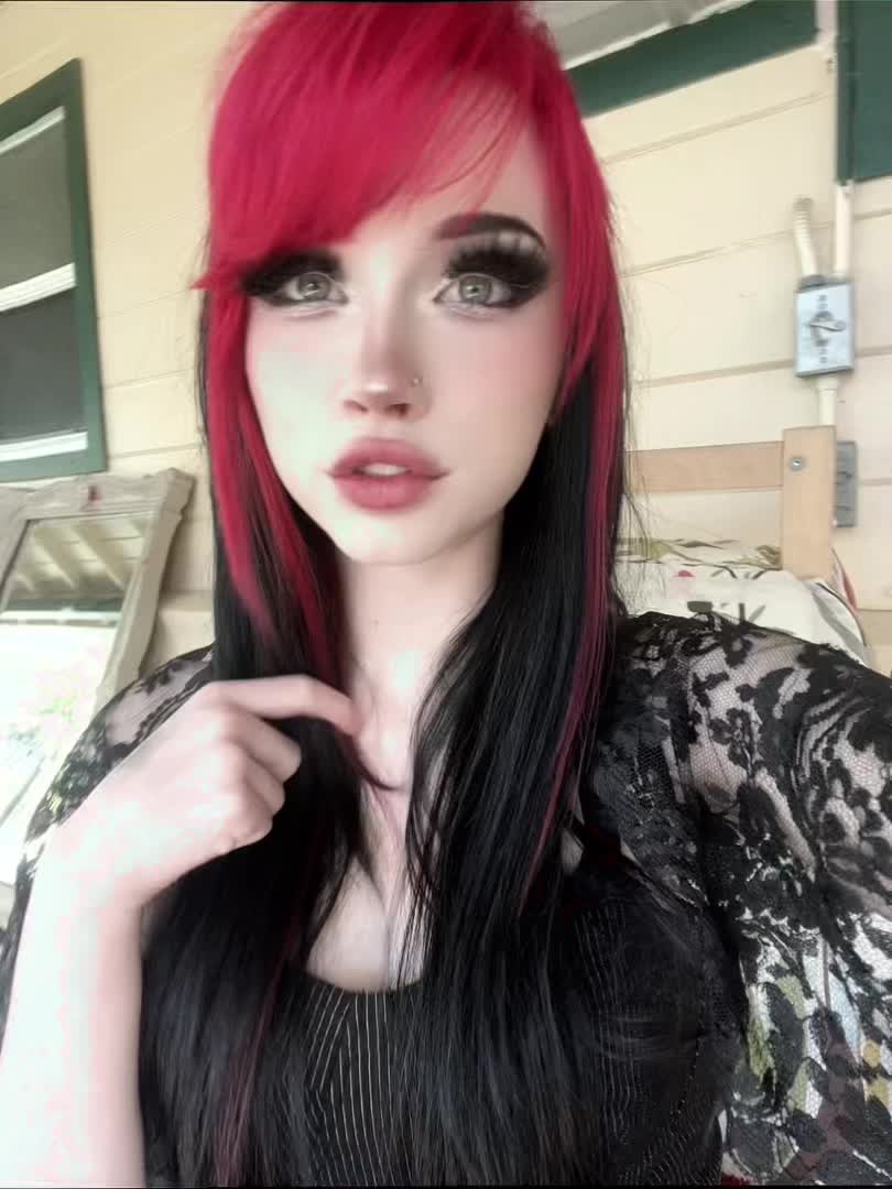 @freakshowsgirl