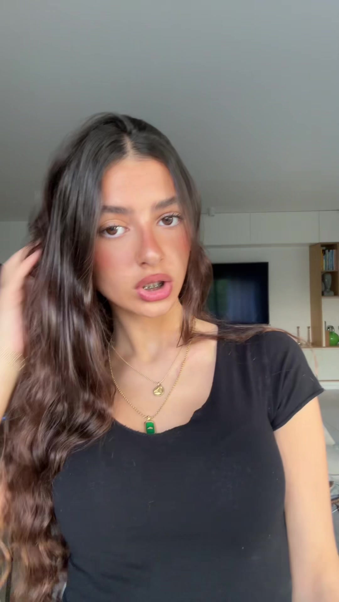 @•