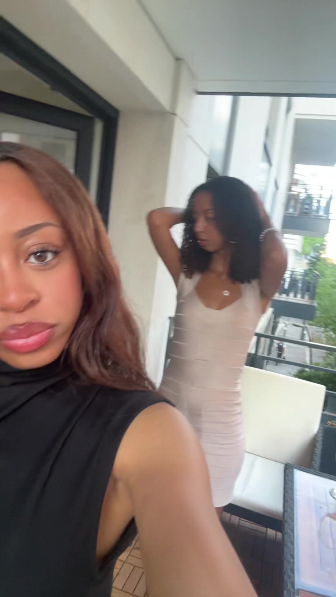 @👩🏽&zwj;❤️&zwj;👩🏽