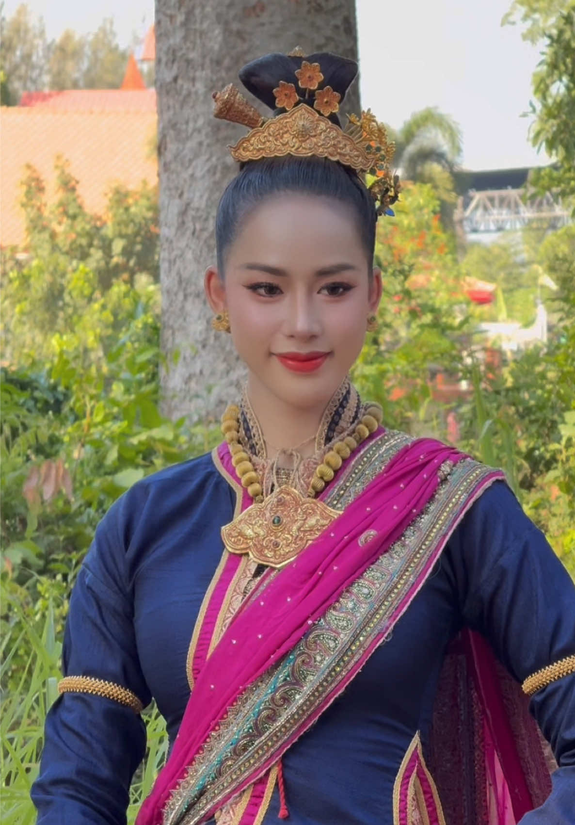 @ครูพี่ปอยที่เป็นนางงามอ่ะ