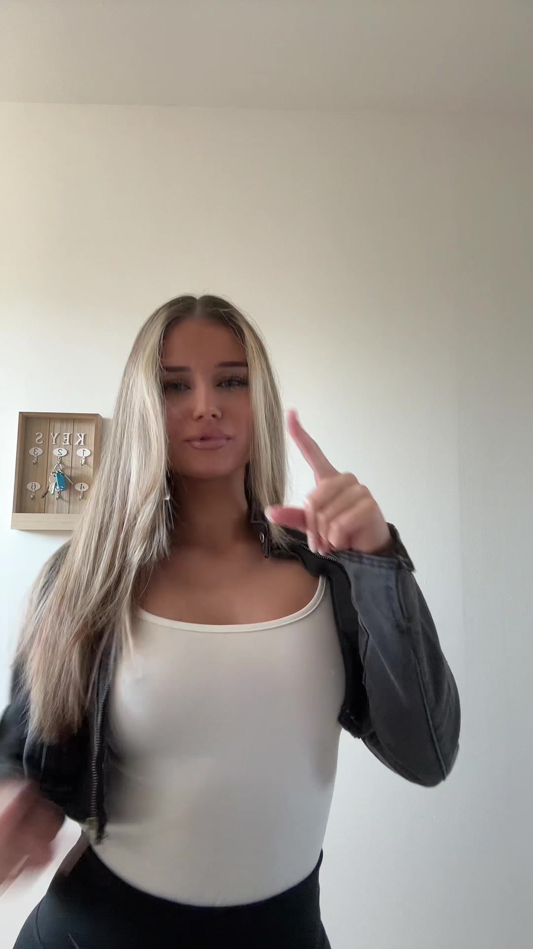 @<33