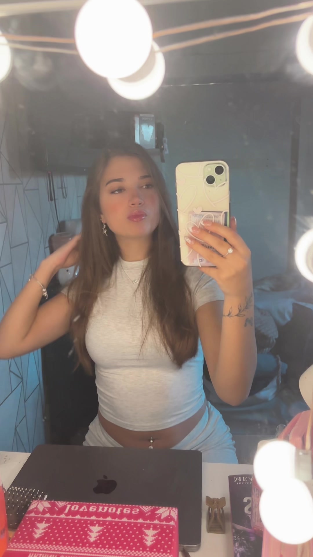@hollie๐