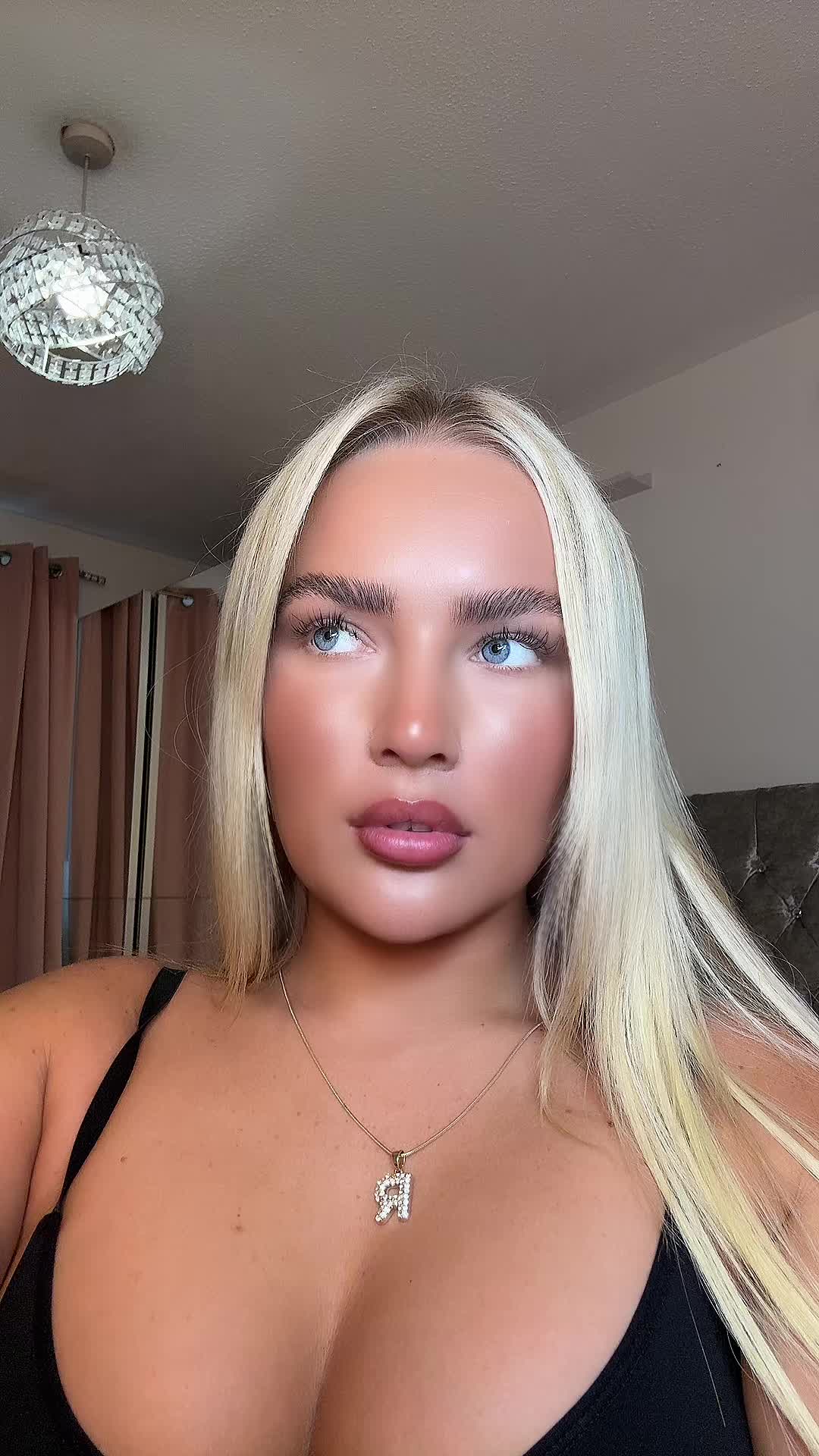 @Rhi🤍🌶️