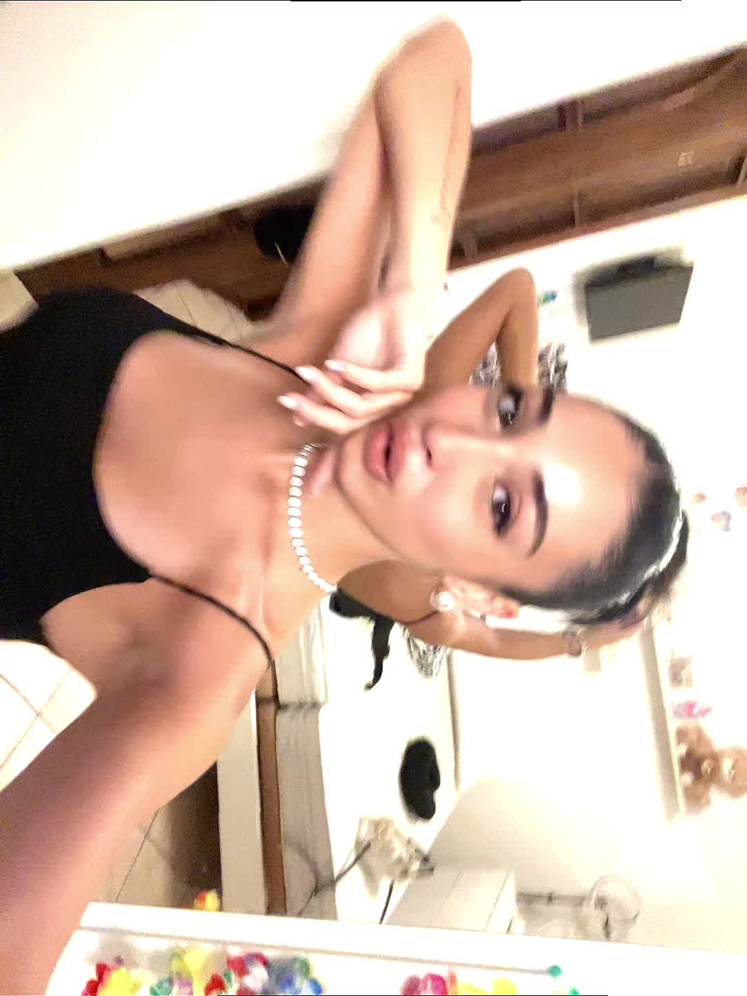 @Frizzii_