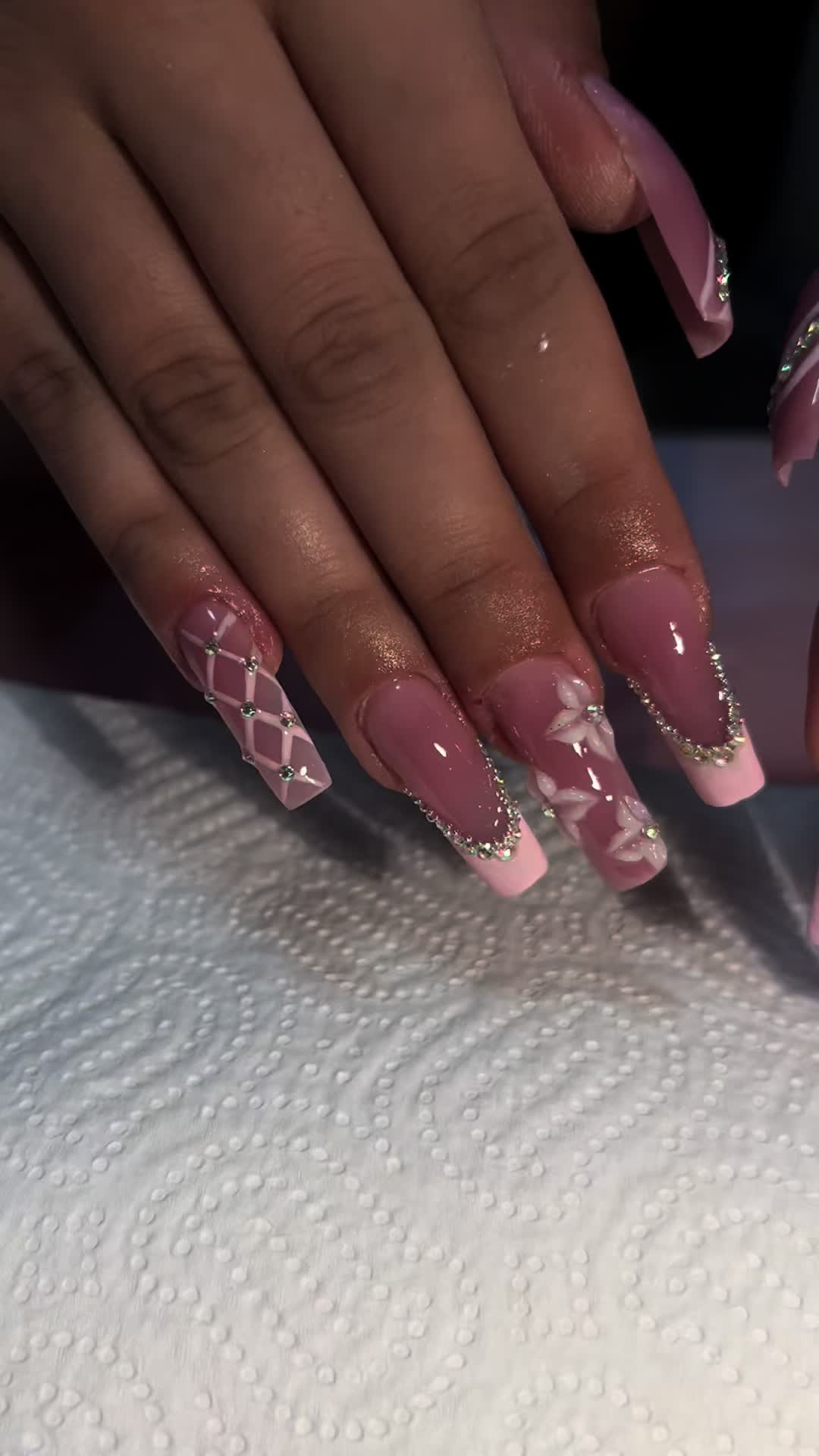 @Nails_vil&aacute;g