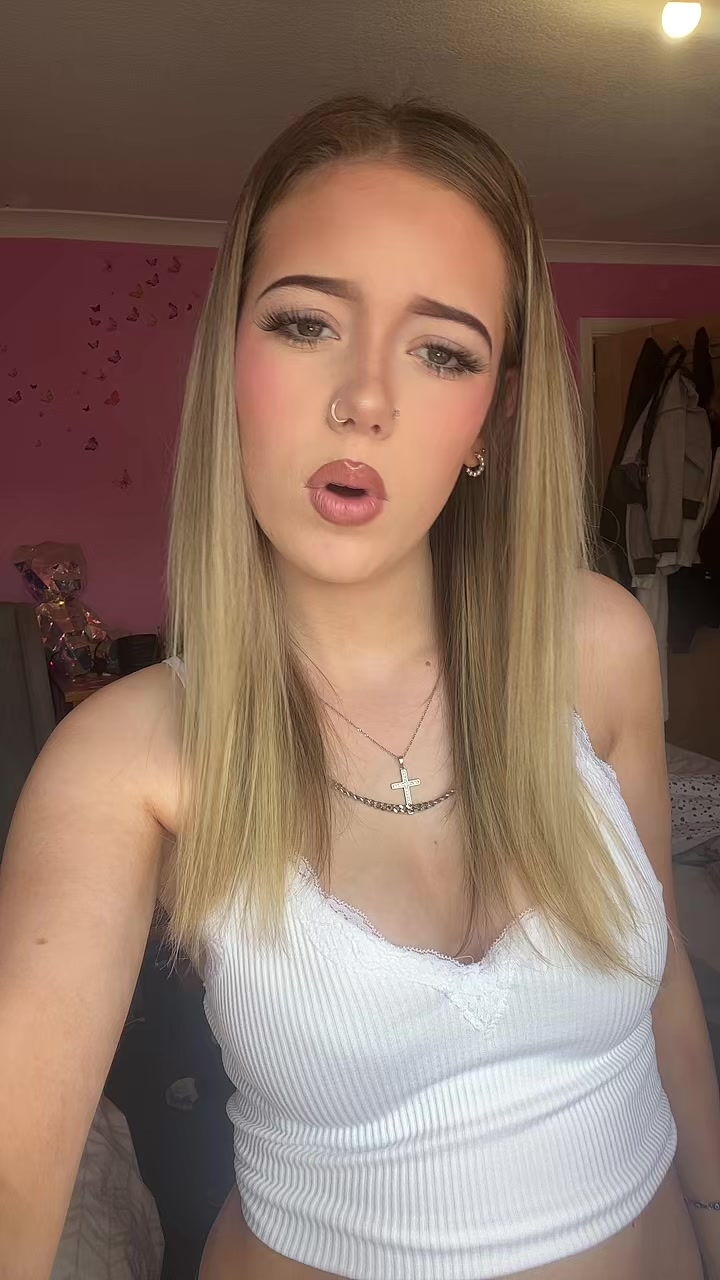 @𝓗𝓸𝓵𝓵𝓲𝓮💋