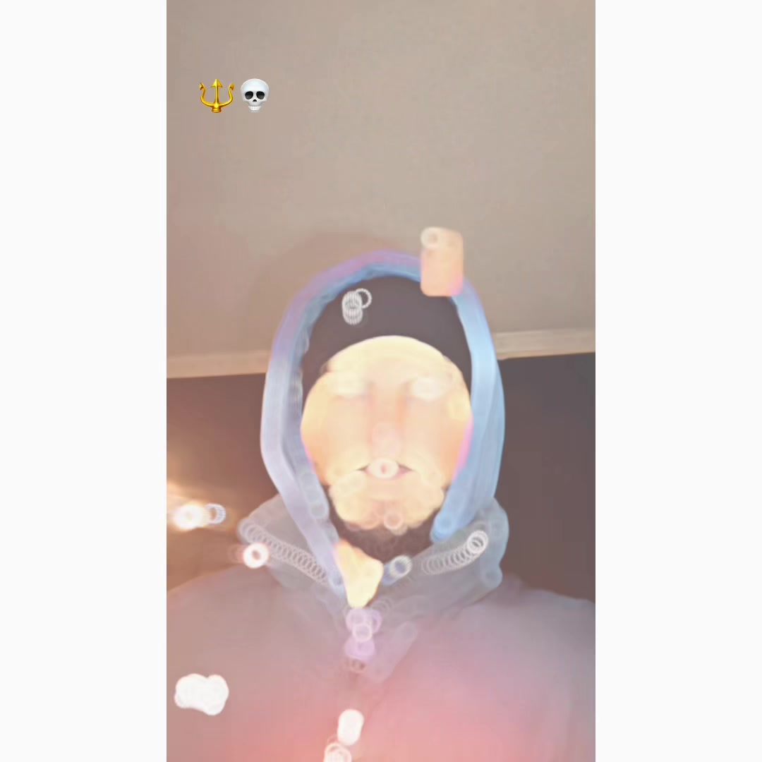 @•