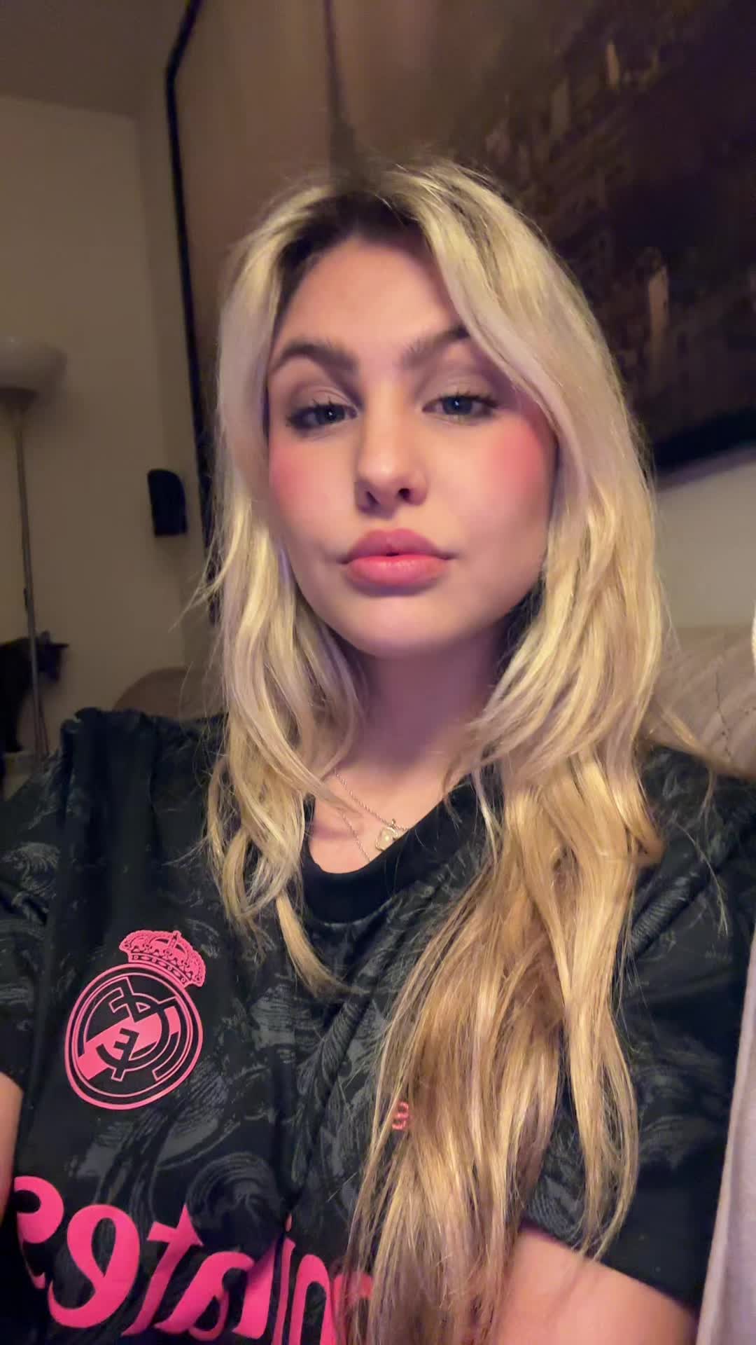 @jjuliacanaless