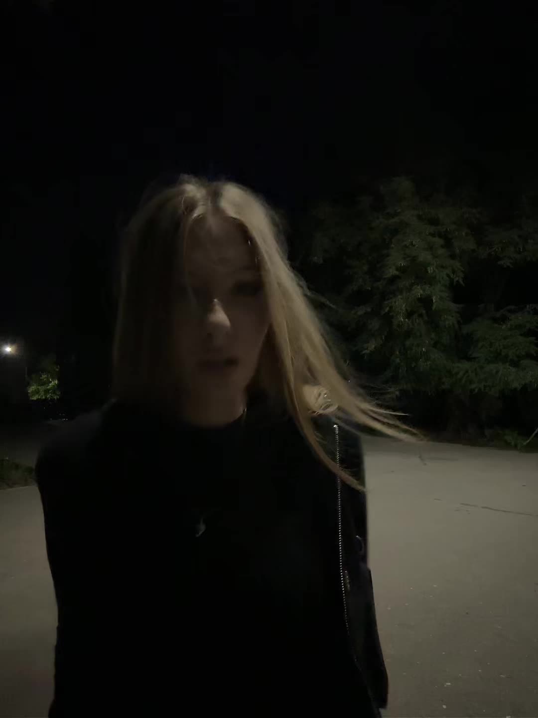 @<4