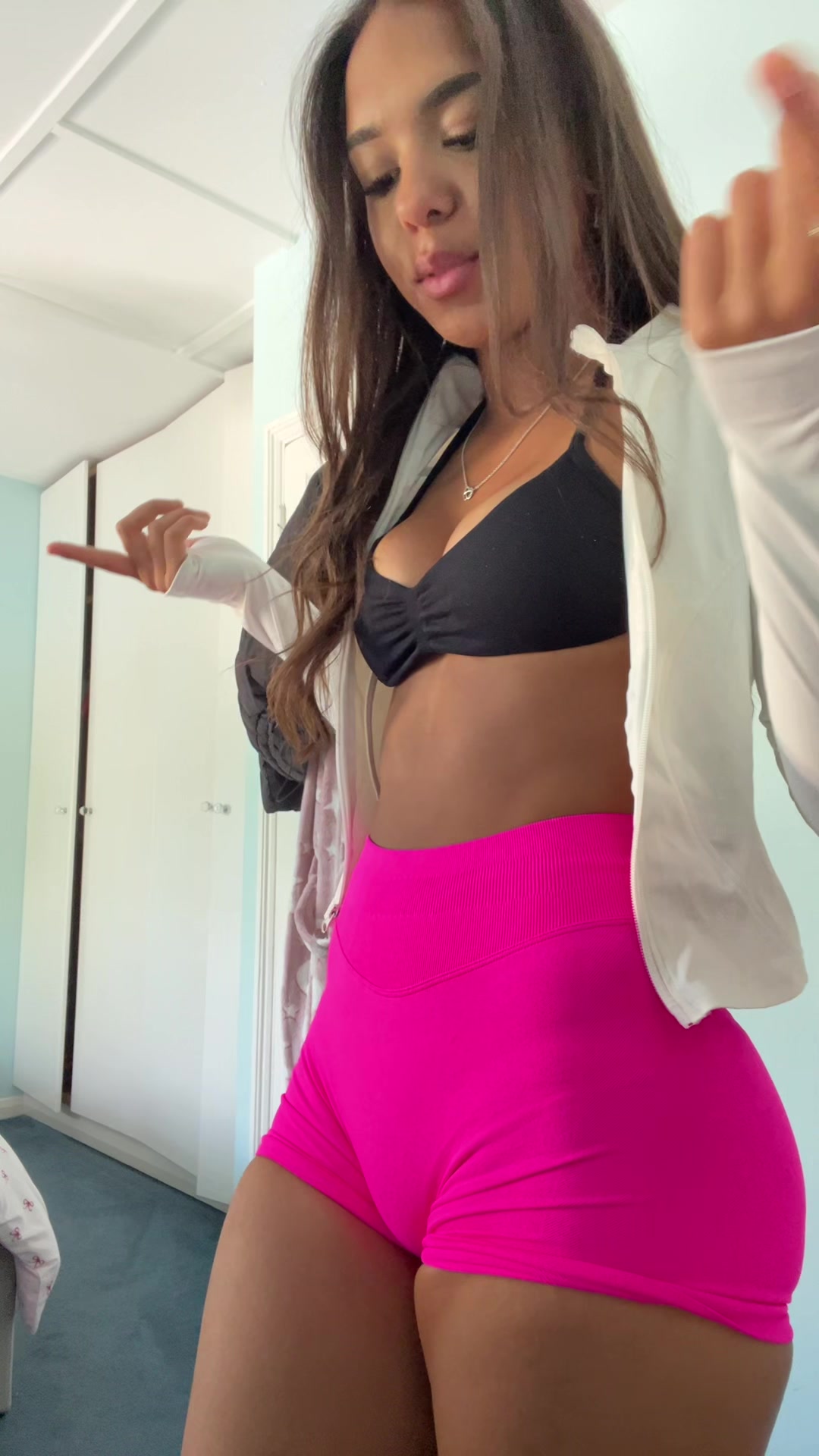 @🧘🏽&zwj;♀️
