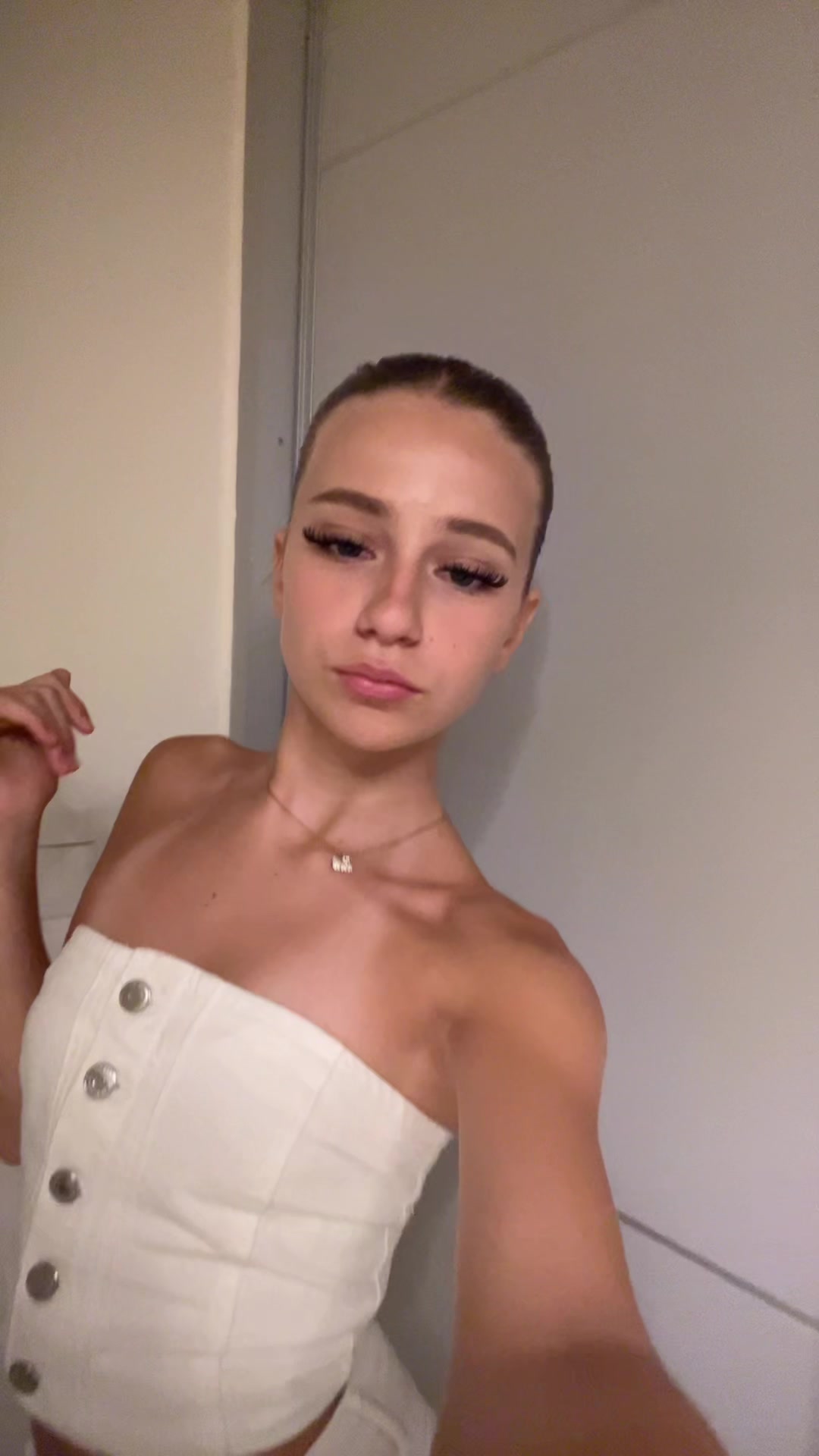 @Bella