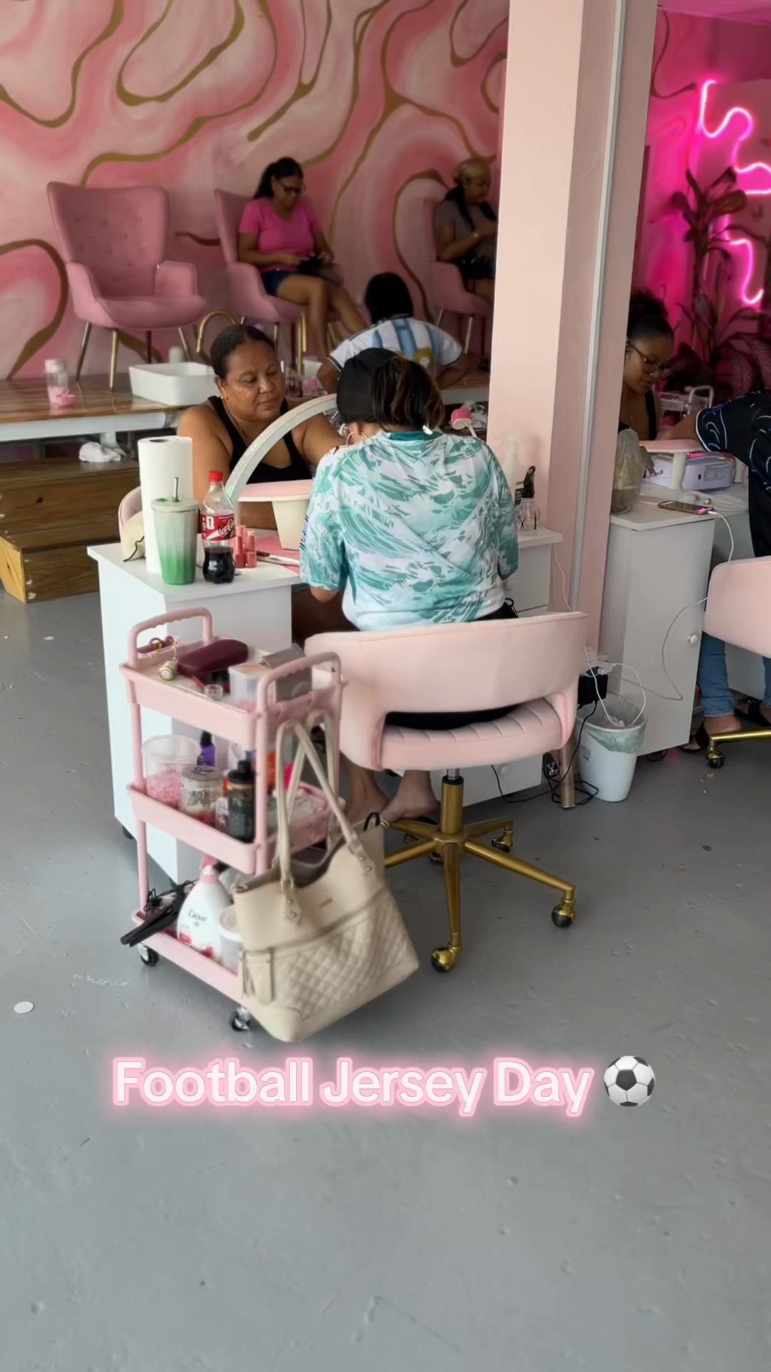 @Makeup By Mon