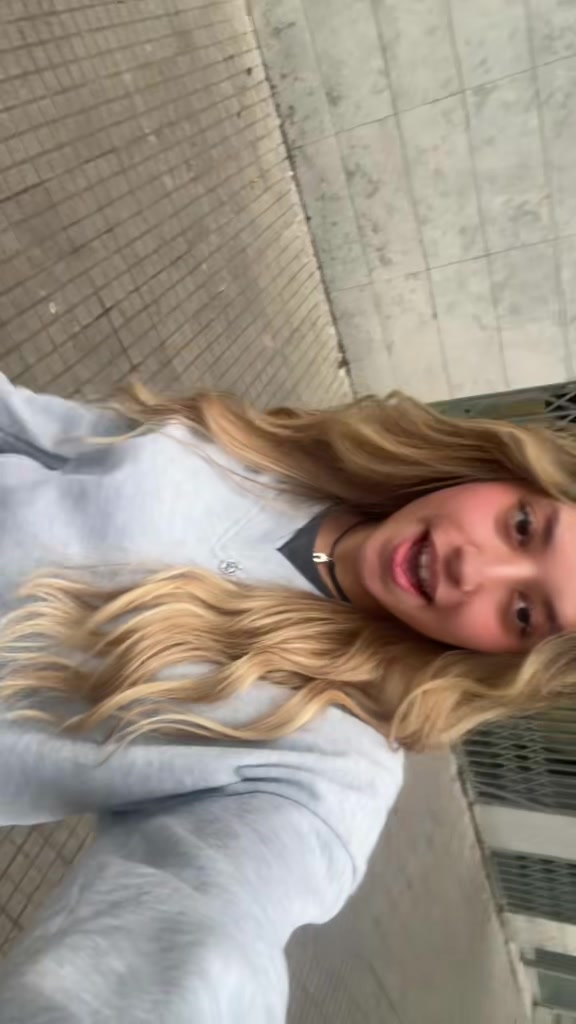 @Carlaaa._V