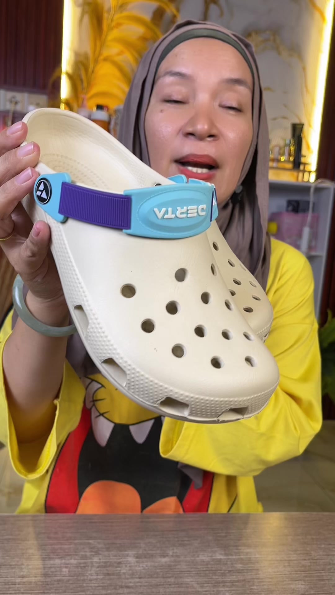@LELI si paling TAS dan SANDAL