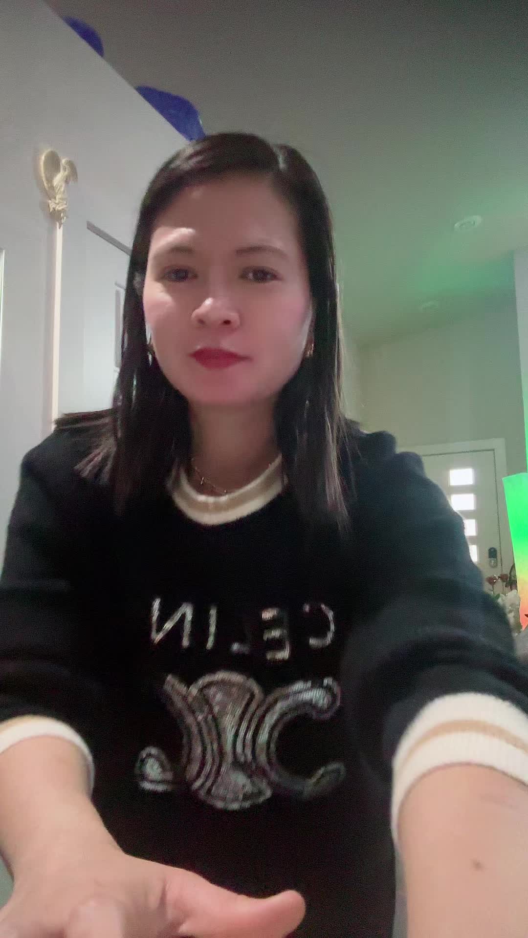 @nicolevaug