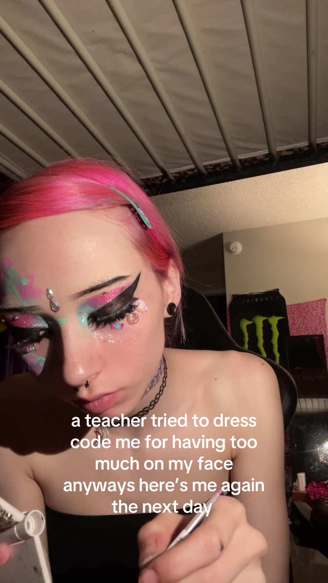 @Weird chick wit pink hair