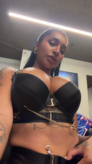 @Yasmina Khan