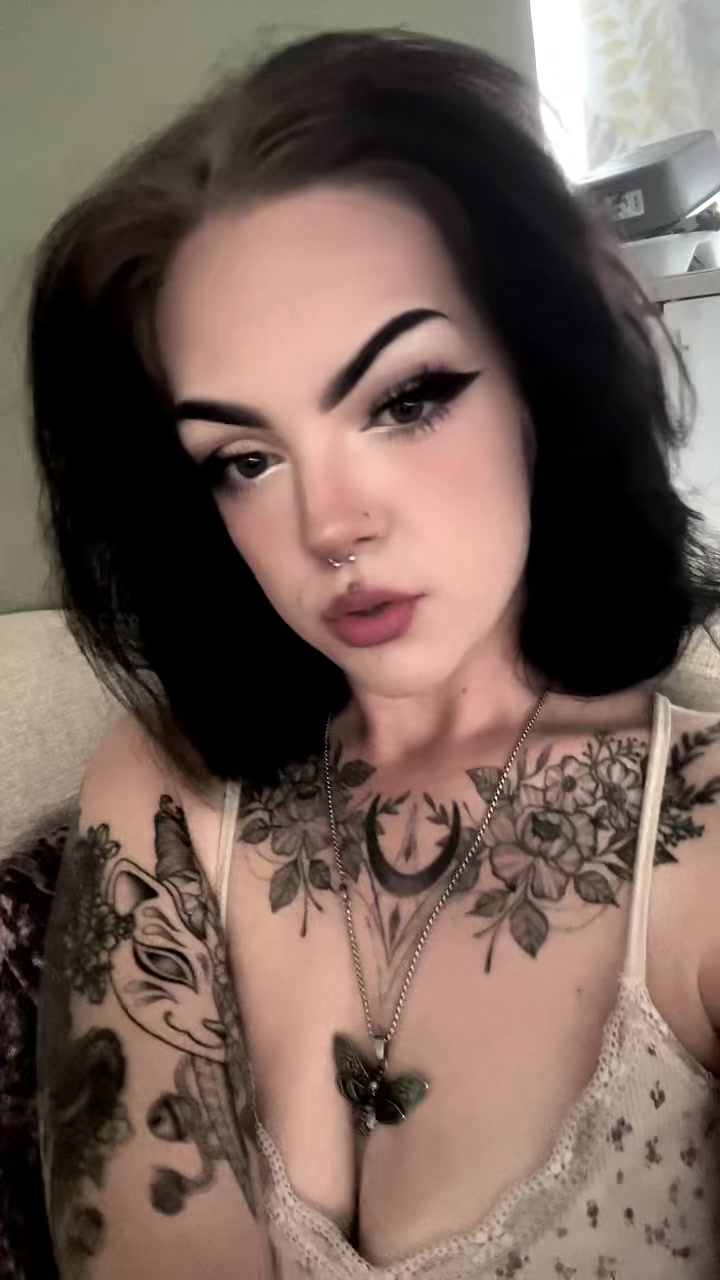 @Holly⛓️🖤