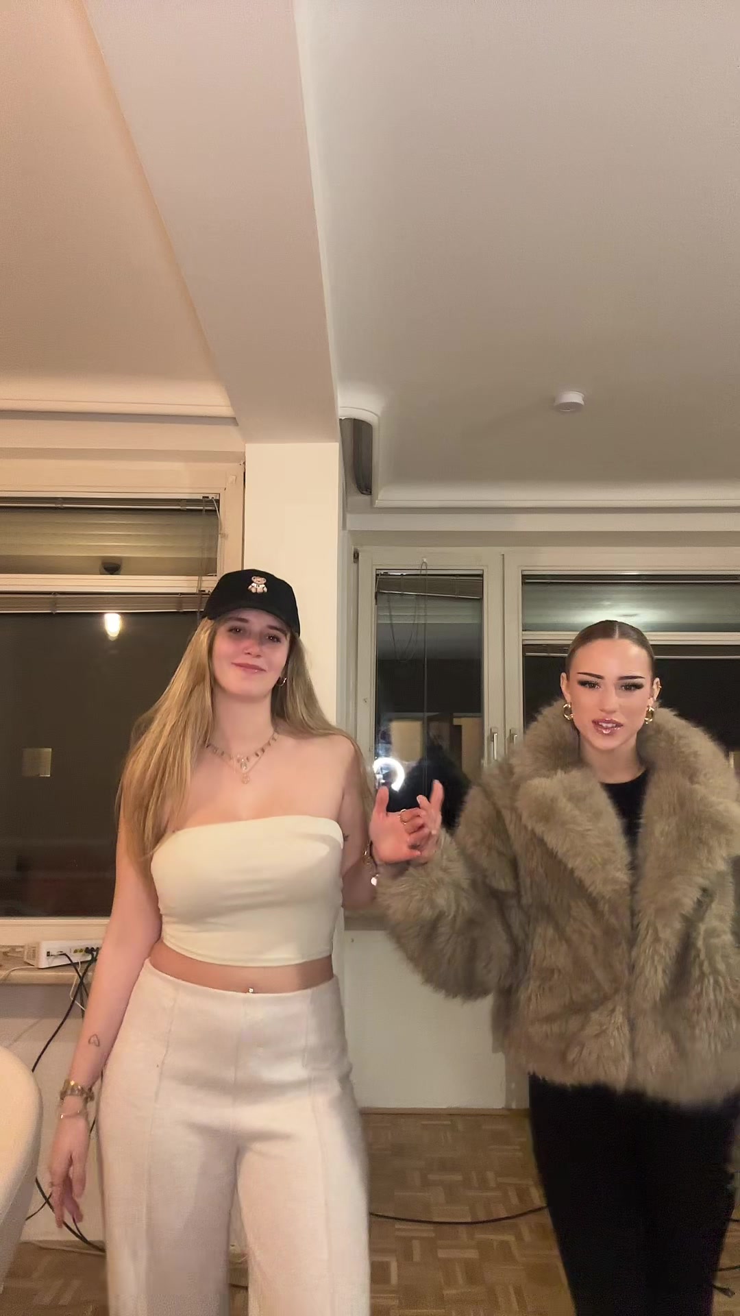 @official.mona