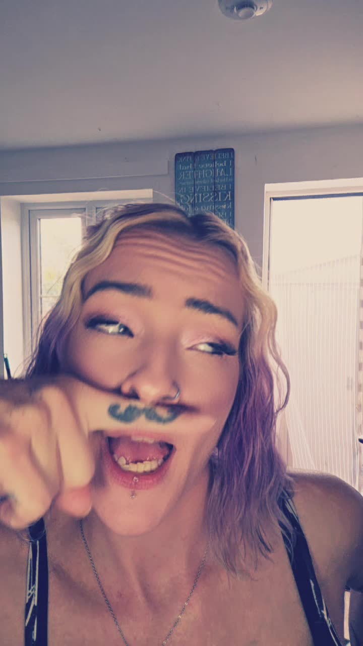 @Adora