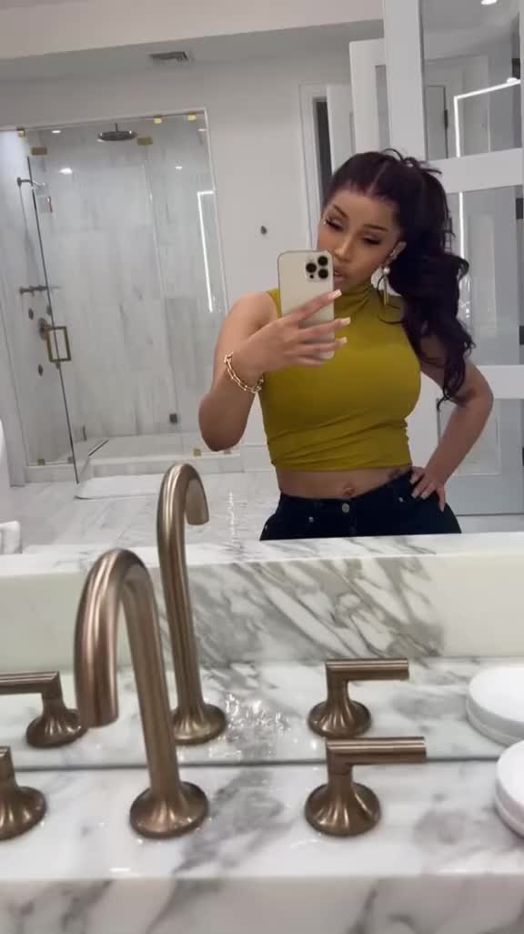 @FAN OF CARDI❣️👑💜