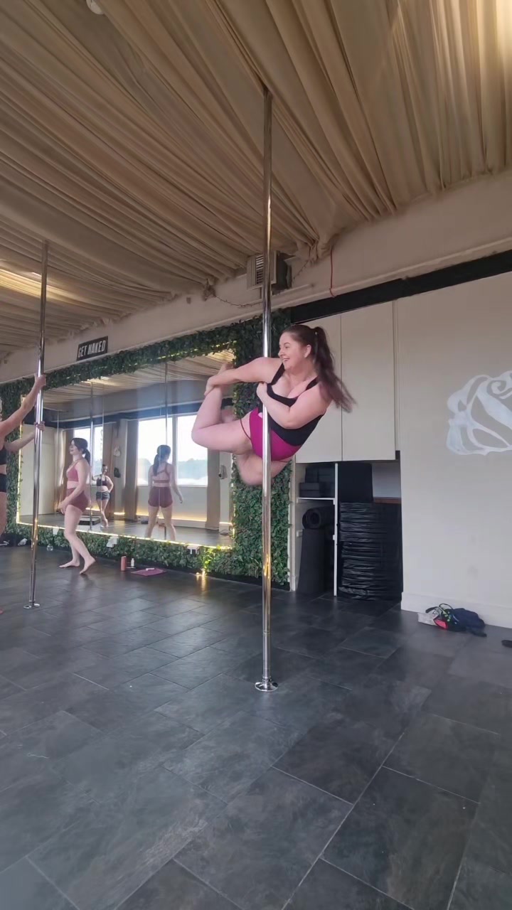@Sarah_aerial_pole_fitness