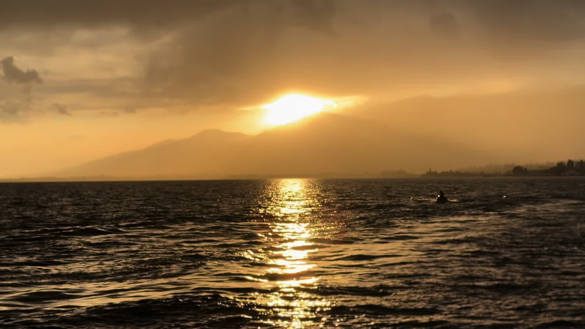 @? 🌊