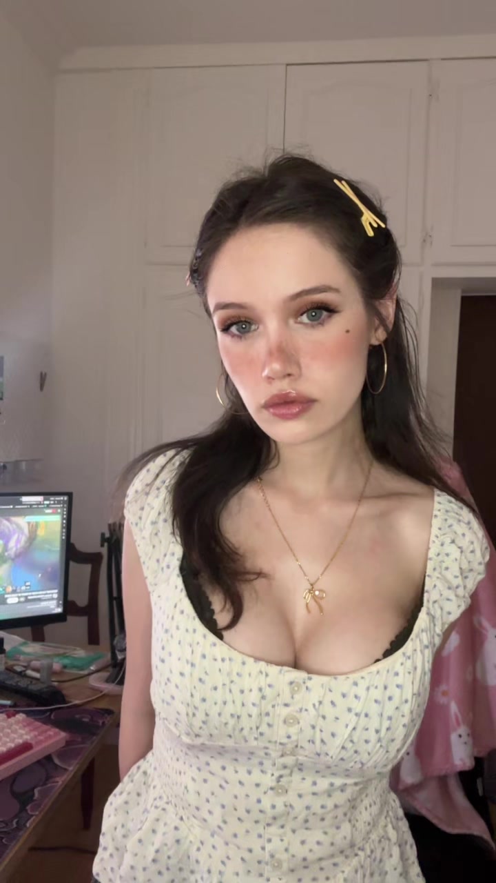 @Charlyne twitch.tv/charlyne