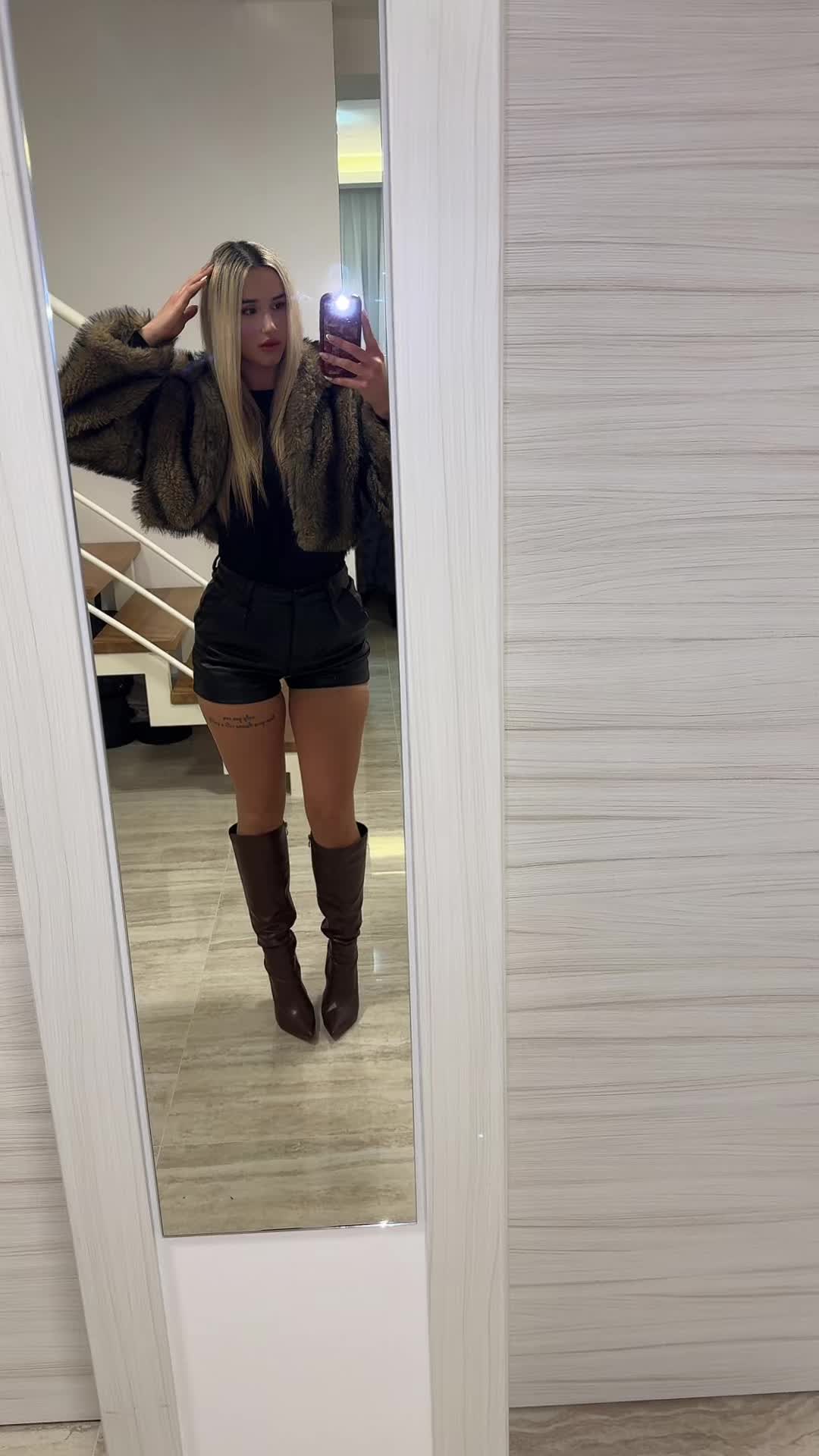 @$tela