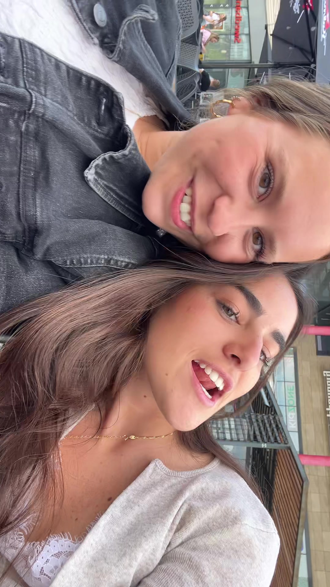 @elenaluugo