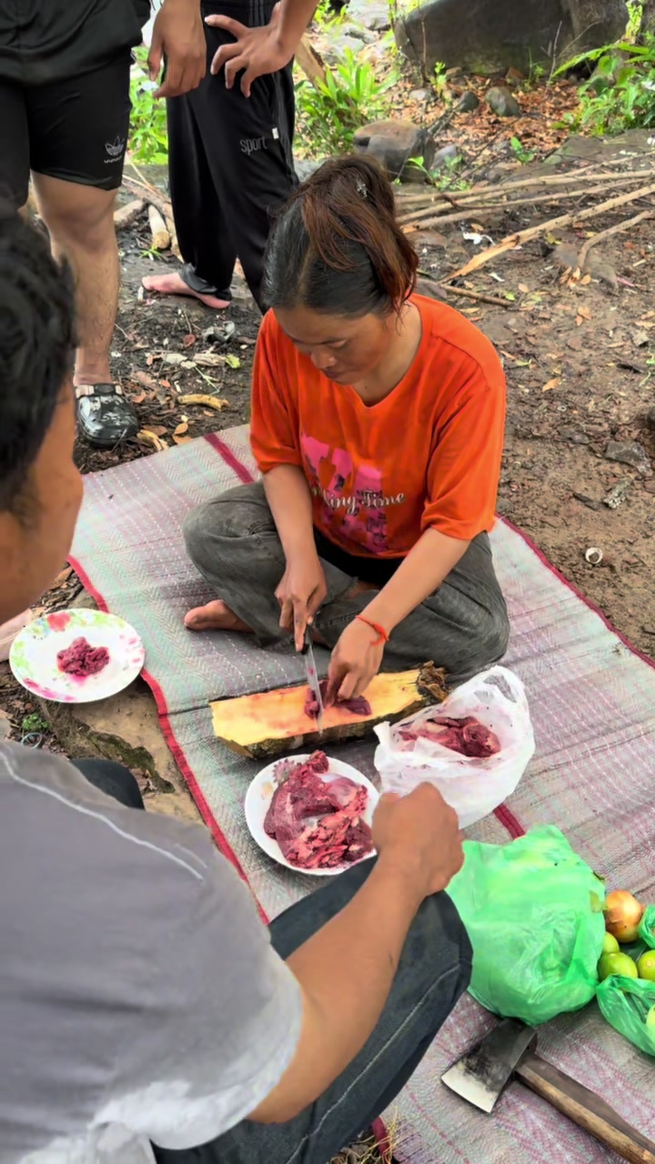 @Betsy Bombastic - ប៊េតសុី