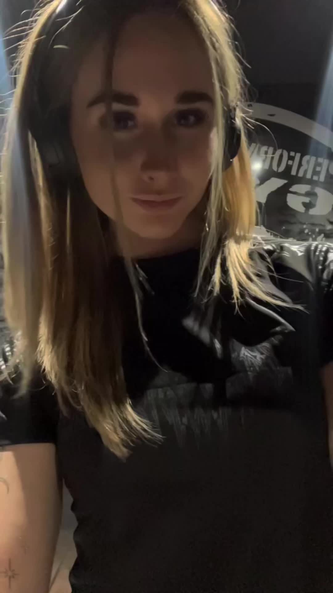 @…