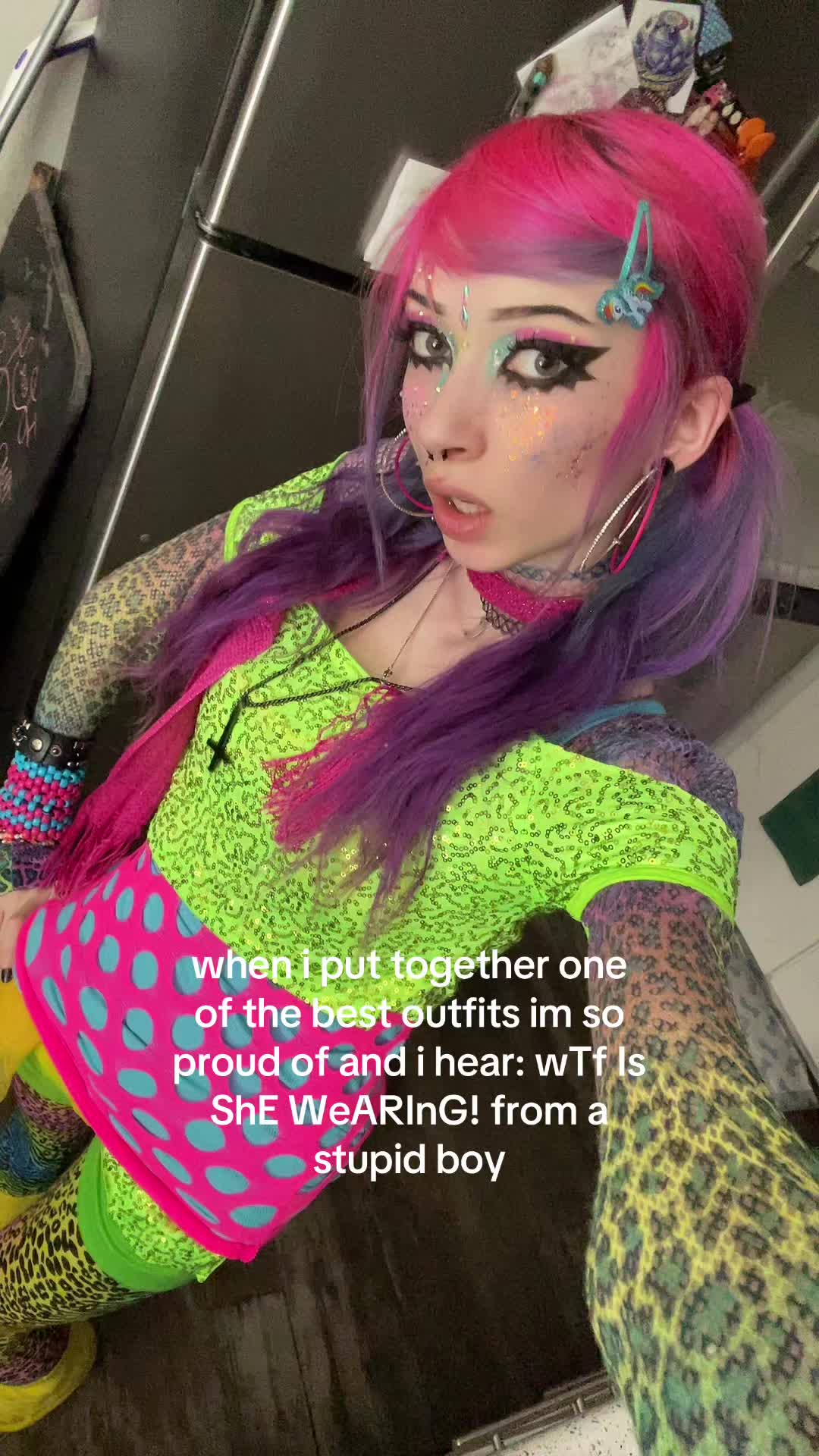 @Weird chick wit pink hair