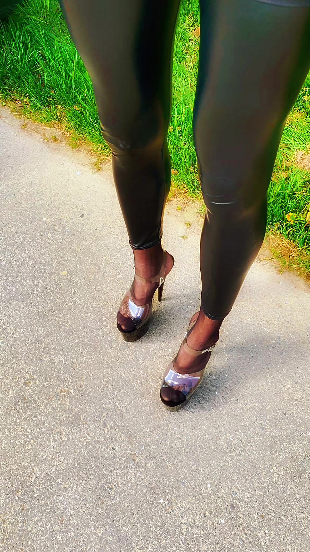 @Christina_Heaven 👠🖤