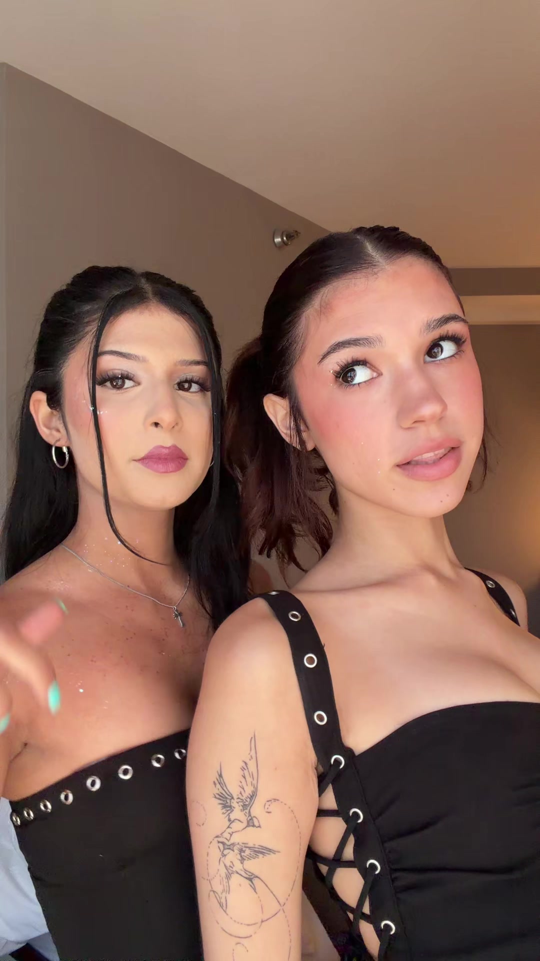 @halenaswrld