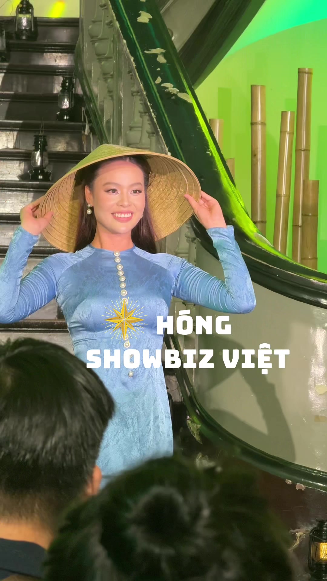 @H&oacute;ng Showbiz Việt