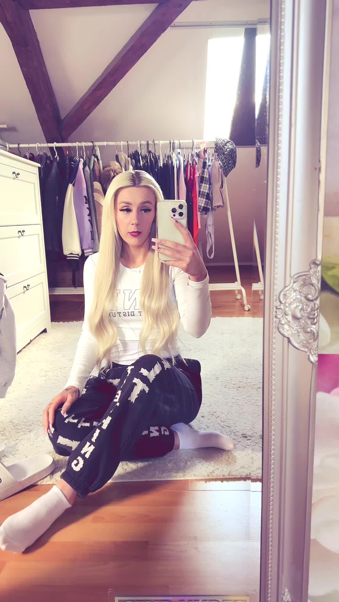 @J1na_J1na_Official_