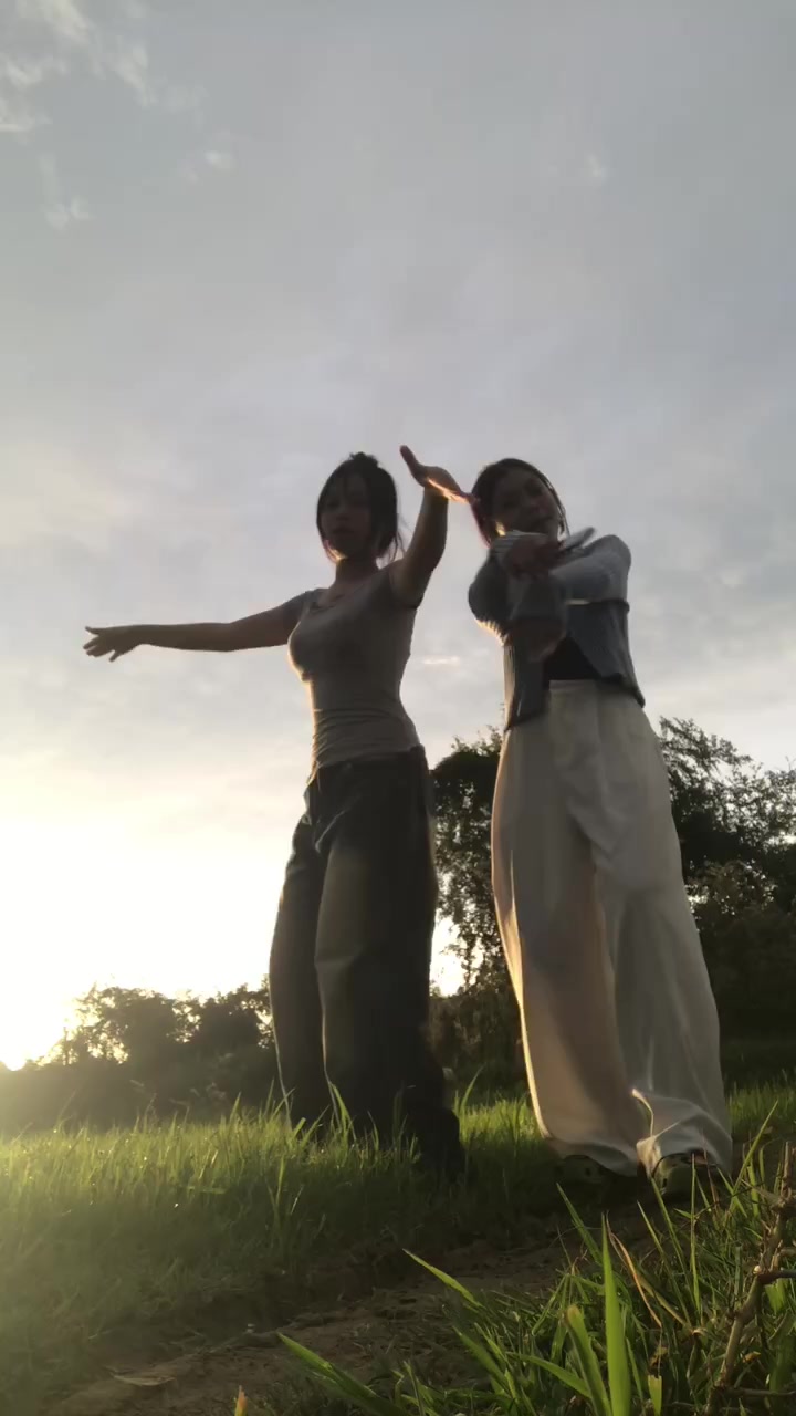@>,<