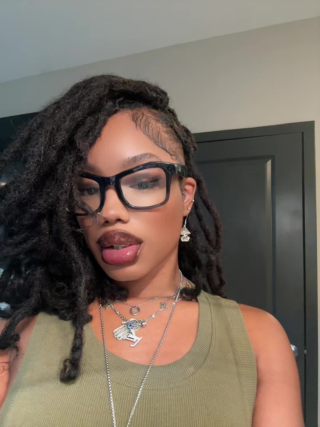 @manipostswhatever