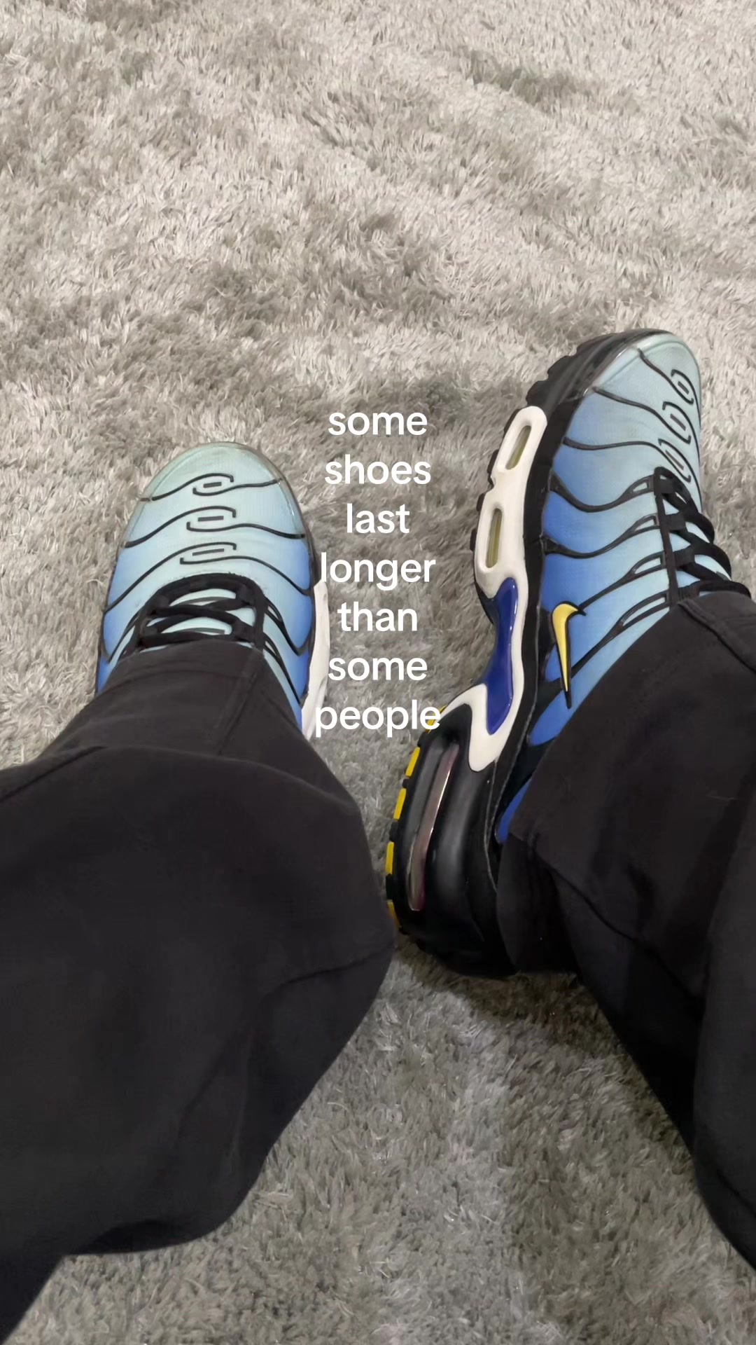 @atom👟