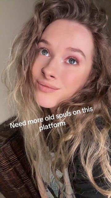 @Hollie🖤