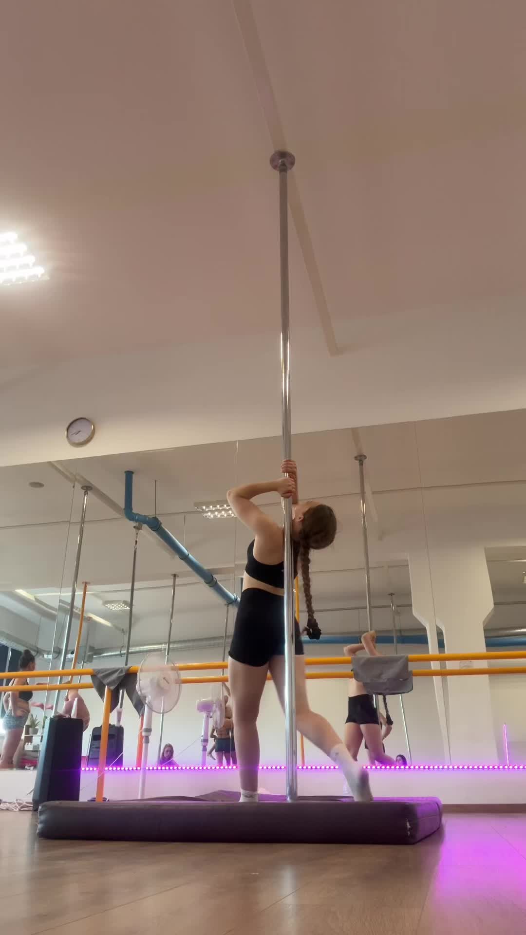 @_pole_flow_dance_pola_