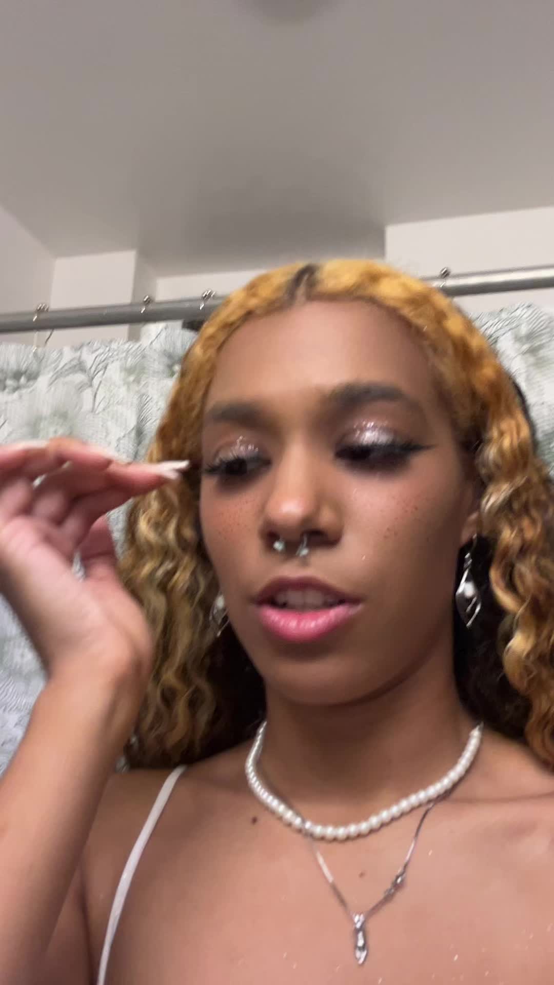 @•___•