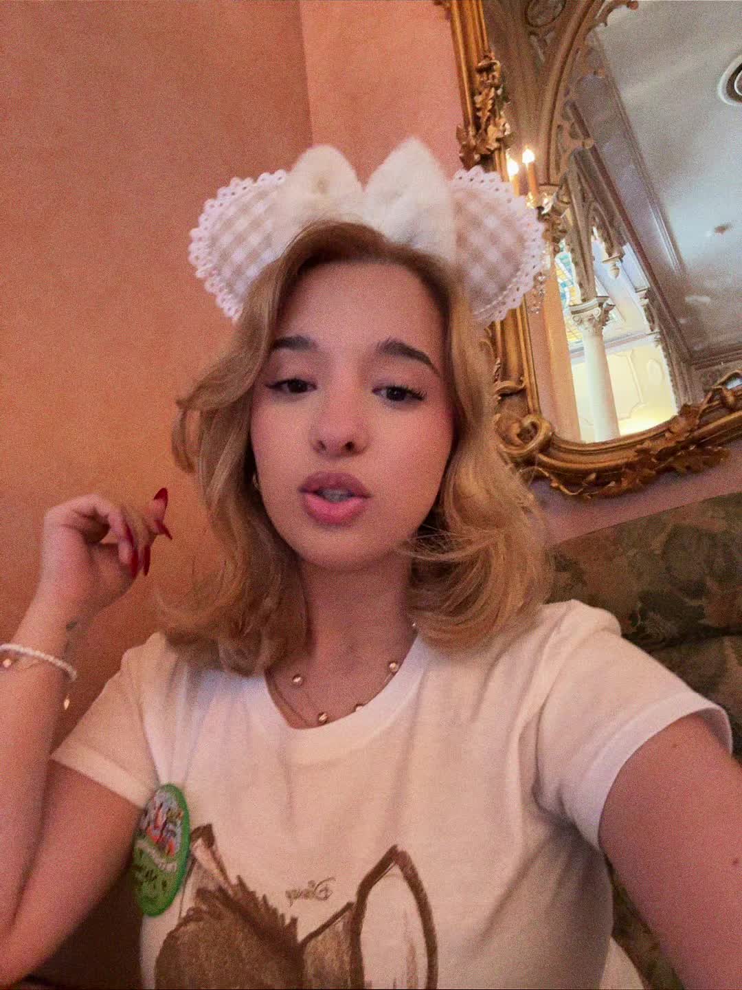 @🐝