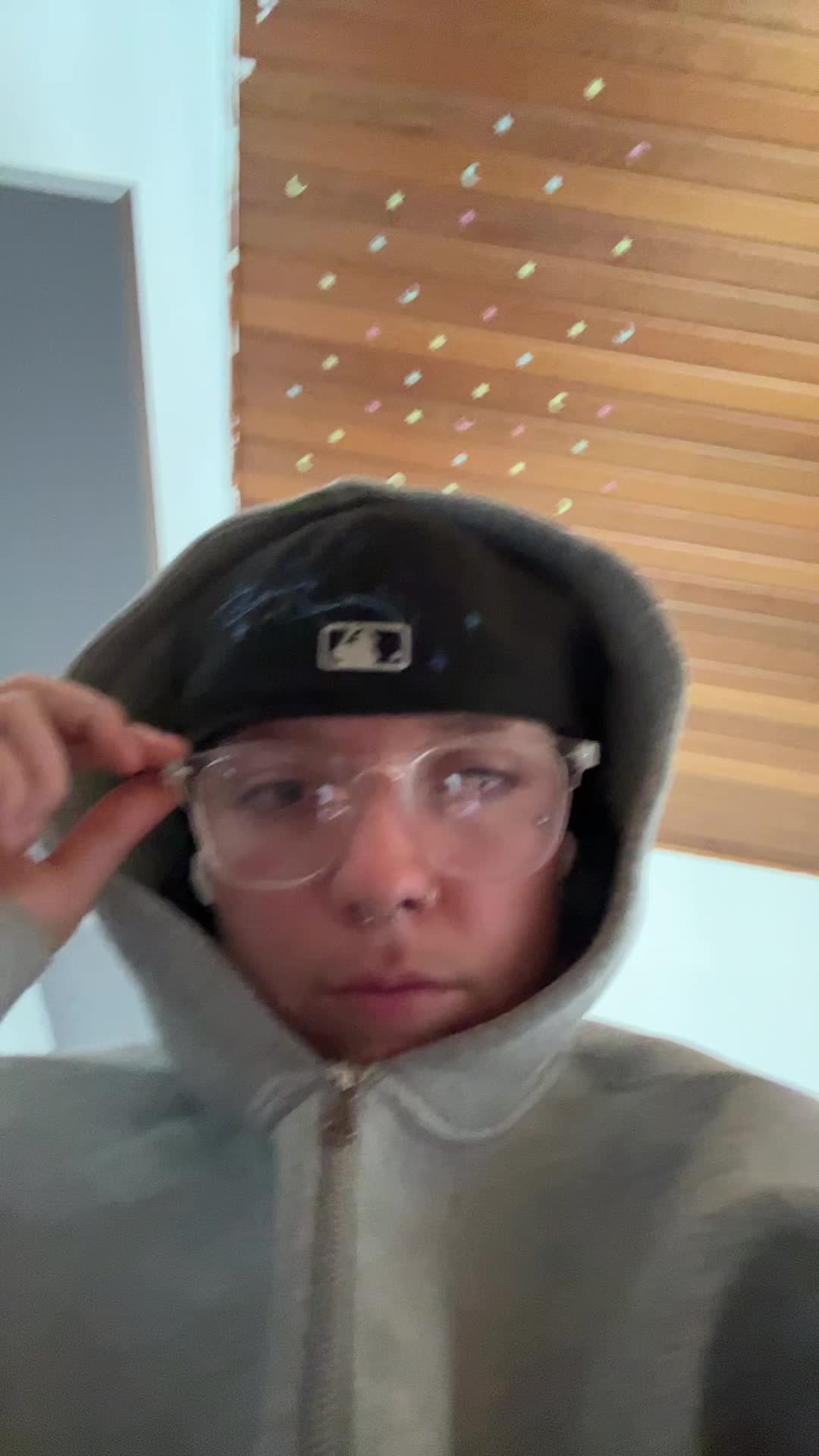 @𐦖