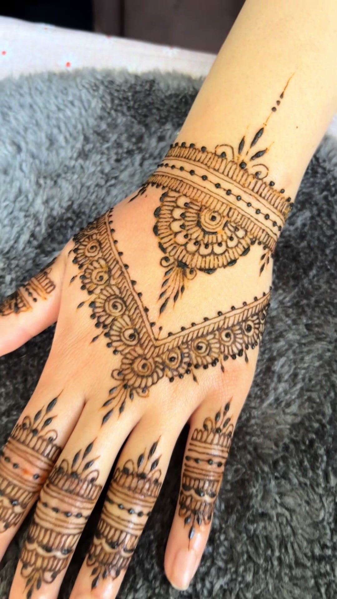 @Hennabyaroosa